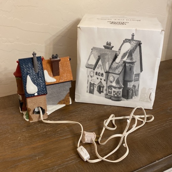 Dept. 56 Tassy's Mittens and Hassel's Woolies Porcelain village - Picture 6 of 6